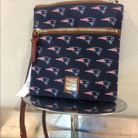 NFL NEW ENGLAND PATRIOTS DOONEY & BOURKE CROSSBODY BAG PURSE NEW - Picture 1 of 7